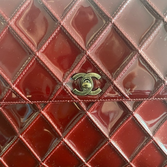 Vintage Chanel Patent Burgundy Shoulder Bag - Picture 3 of 9